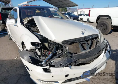 2010 Mercedes-Benz S 550 z USA, uszkodzony, nr VIN WDDNG7BB4AA346871